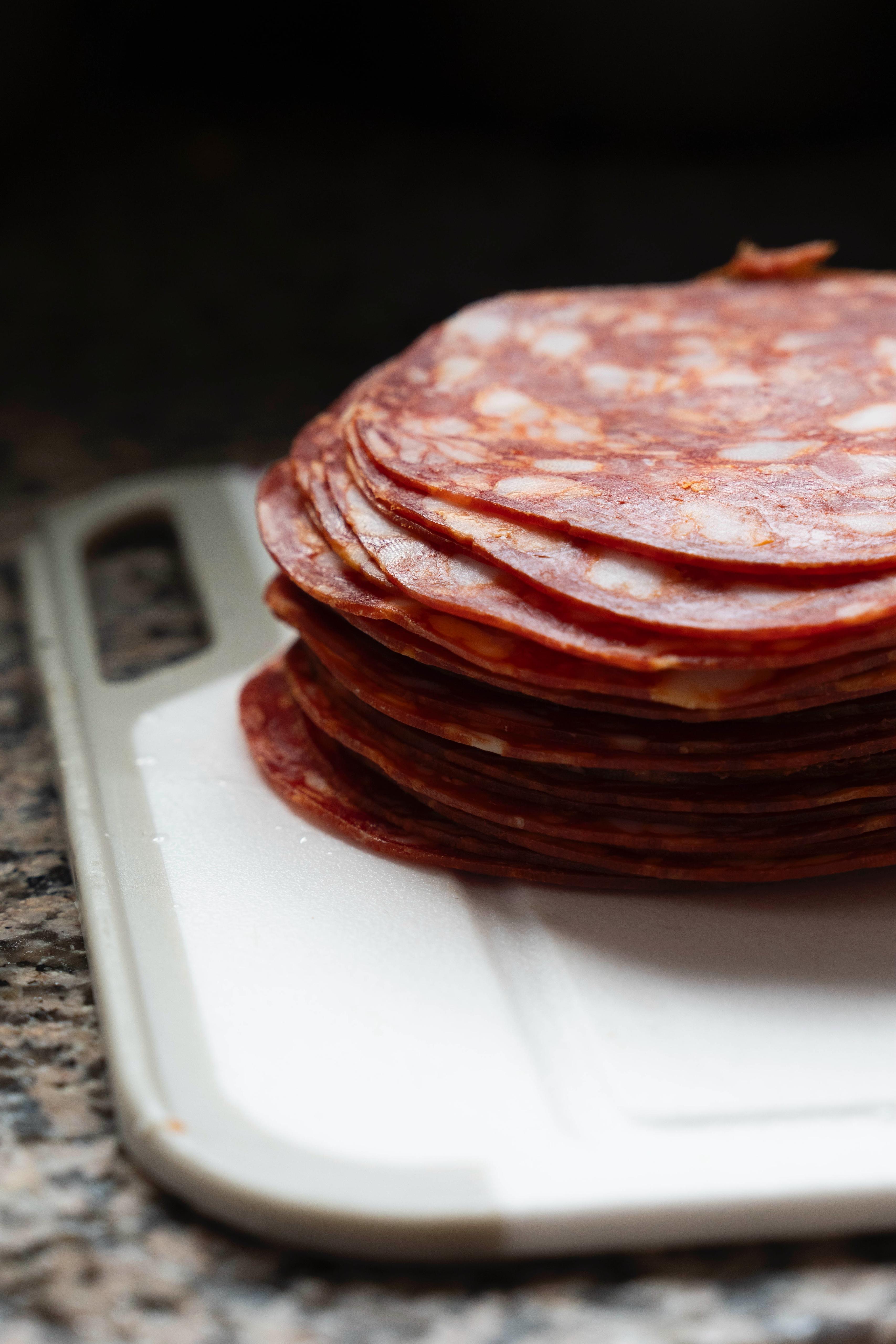 Gesneden salami op een snijplank bij Kalura, Antwerpen