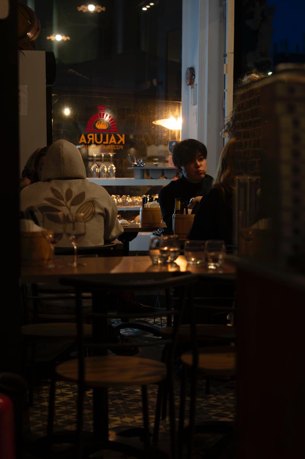 Gasten aan tafel bij Kalura, Antwerpen