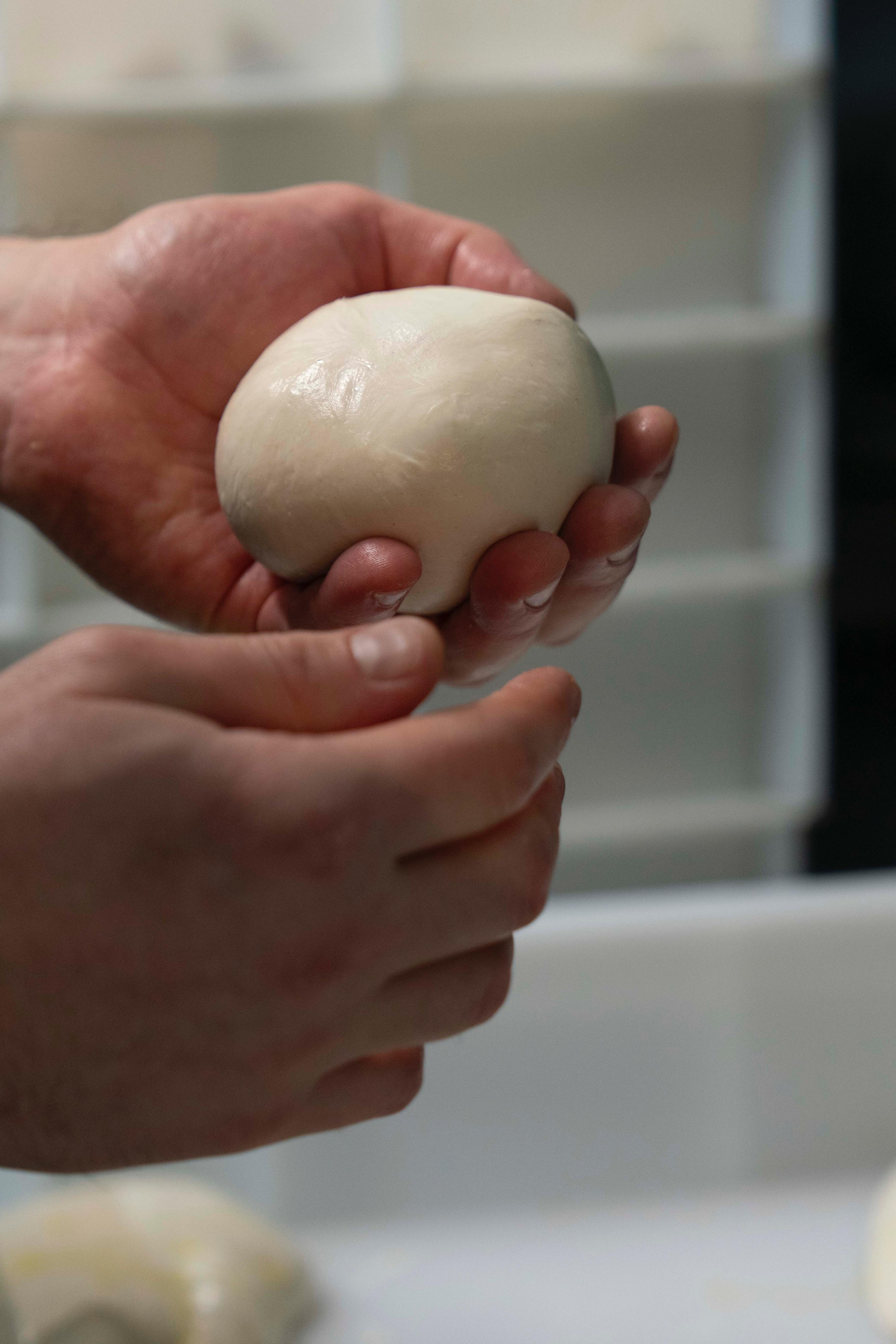 Pizzadeeg met de hand vormen bij Kalura, Antwerpen