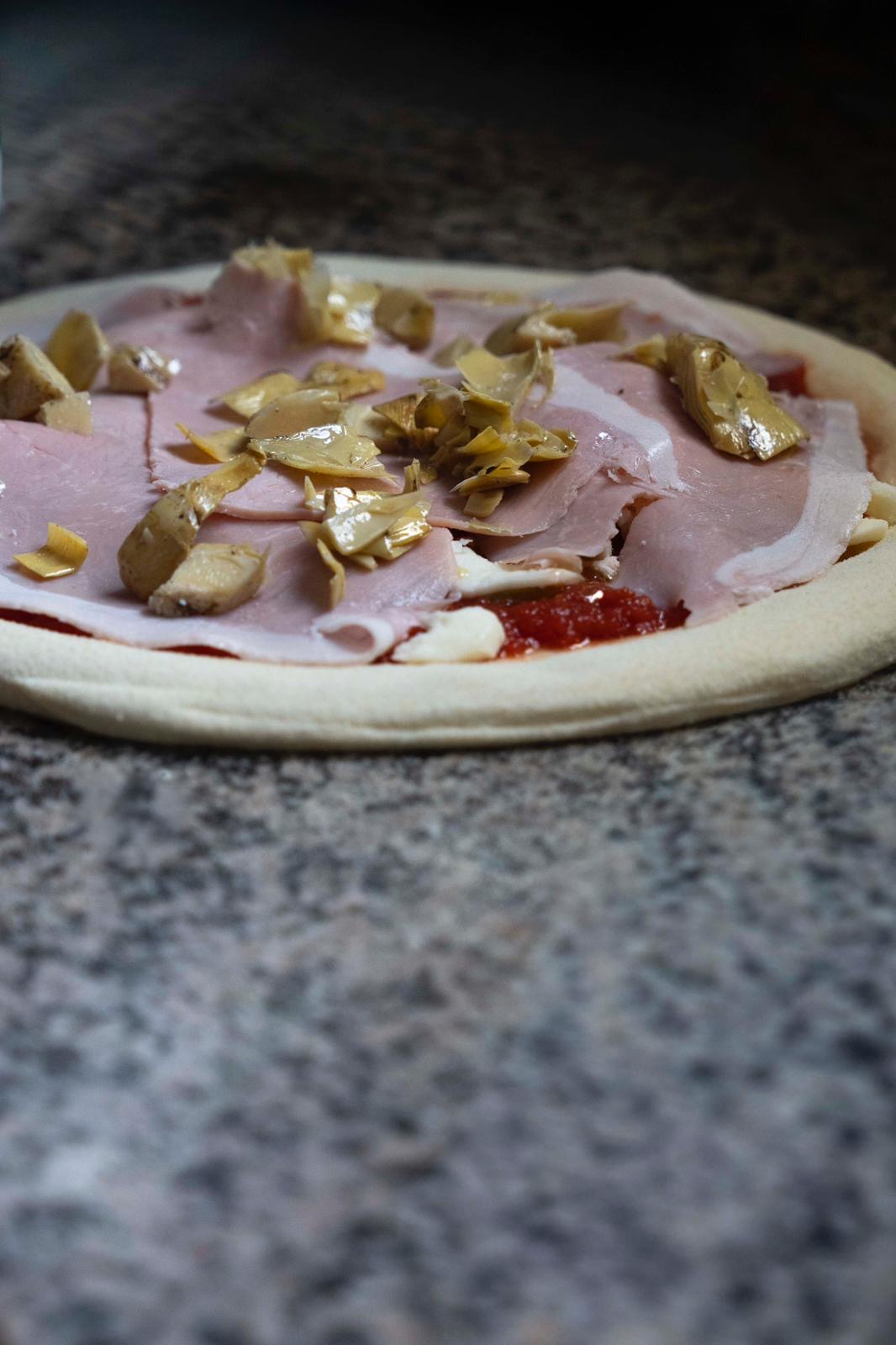 Pizza met ham en artisjokken bereiden bij Kalura, Antwerpen