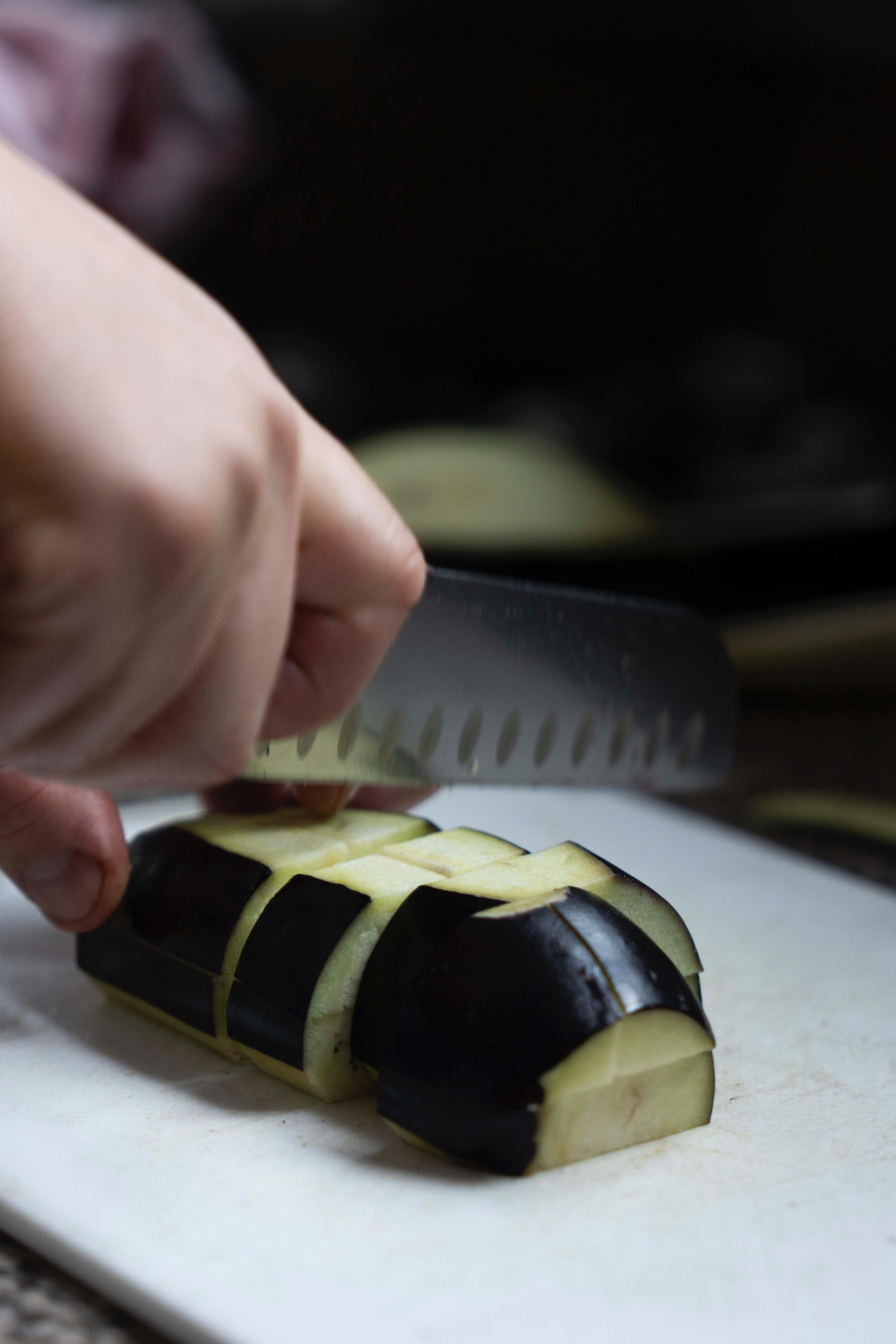 Aubergine met de hand snijden bij Kalura, Antwerpen