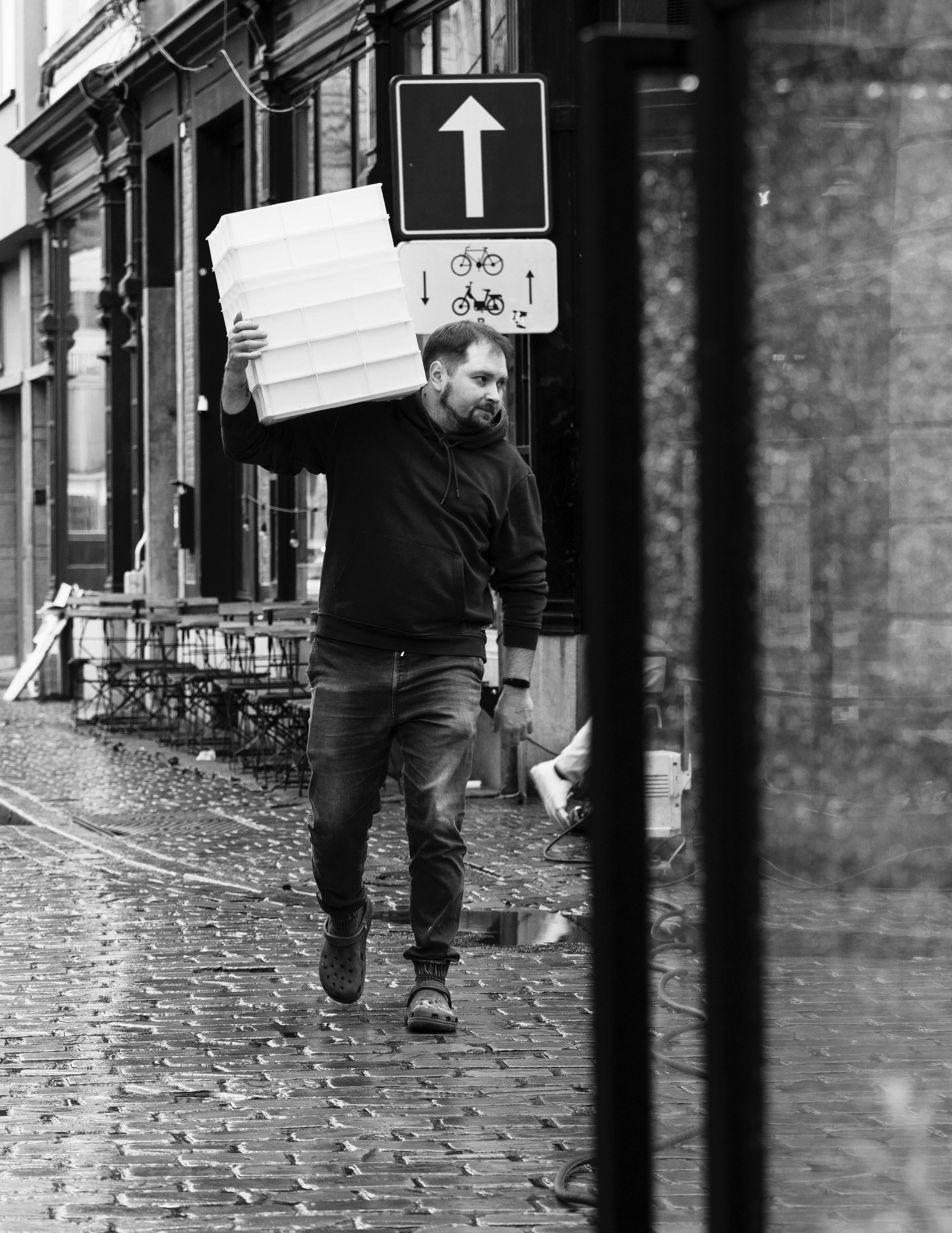 Deegbakken dragen op straat bij Kalura, Antwerpen