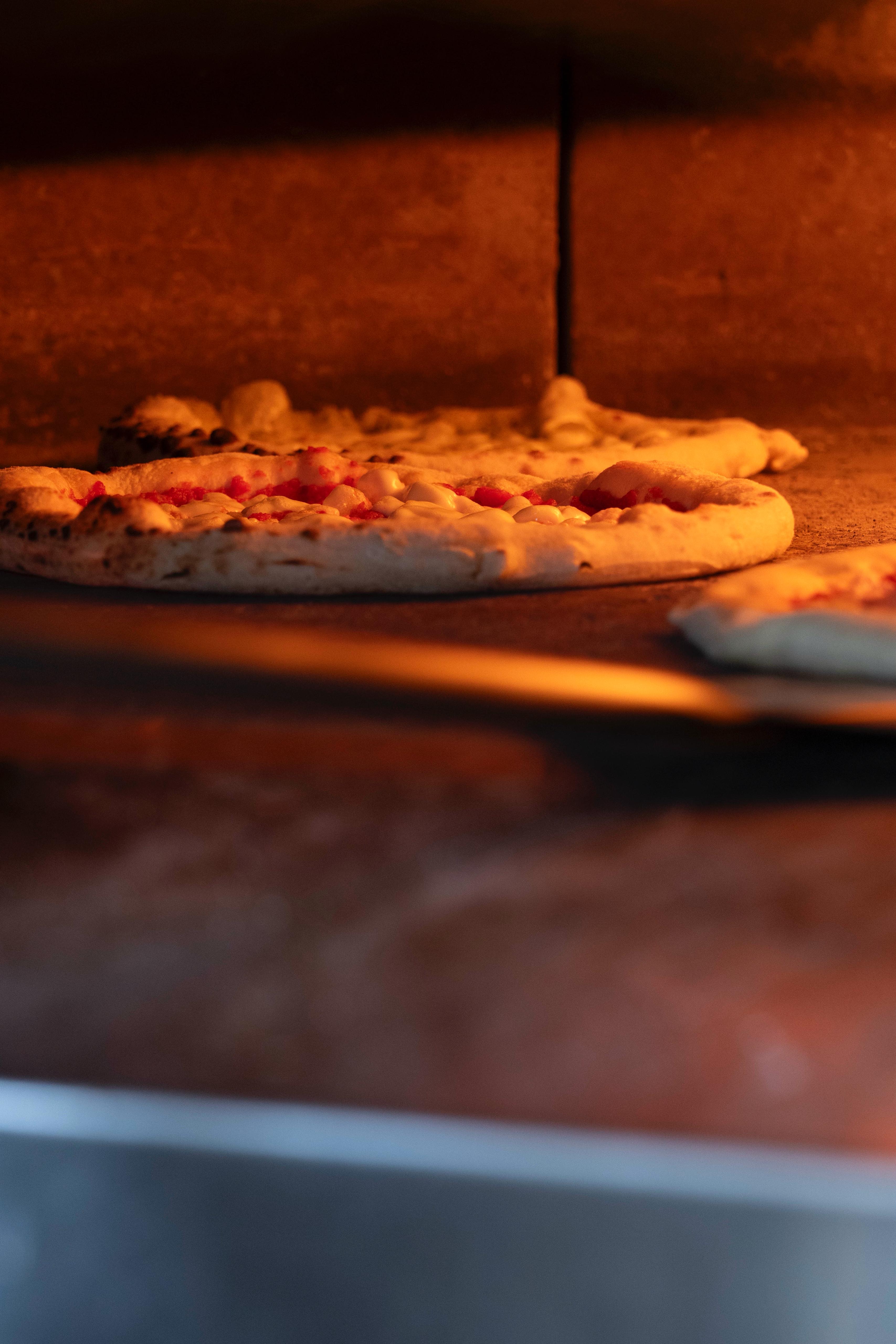 Pizza bakken in de houtoven bij Kalura, Antwerpen