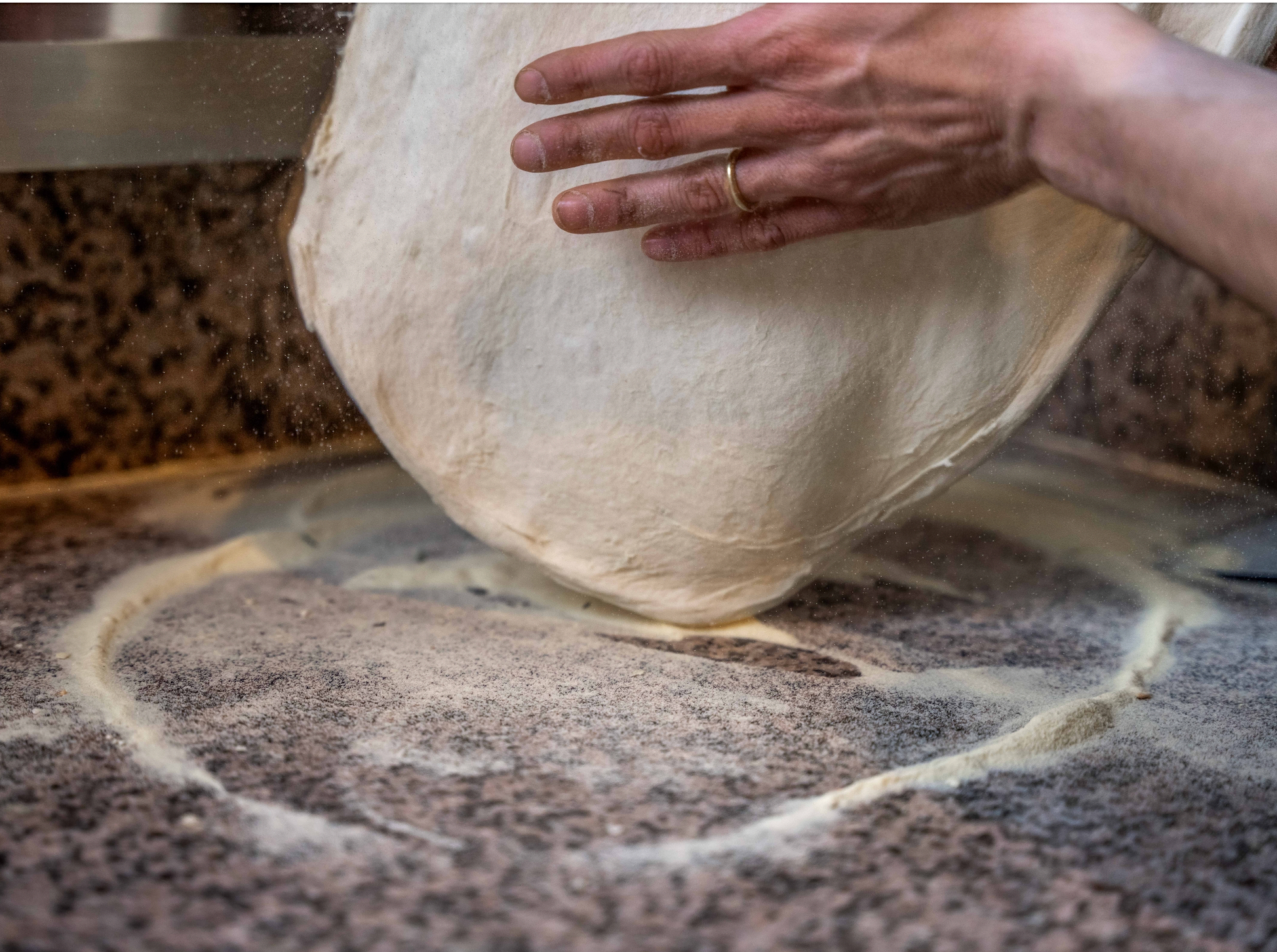 Bereiding van biga-pizzadeeg bij Kalura, Antwerpen