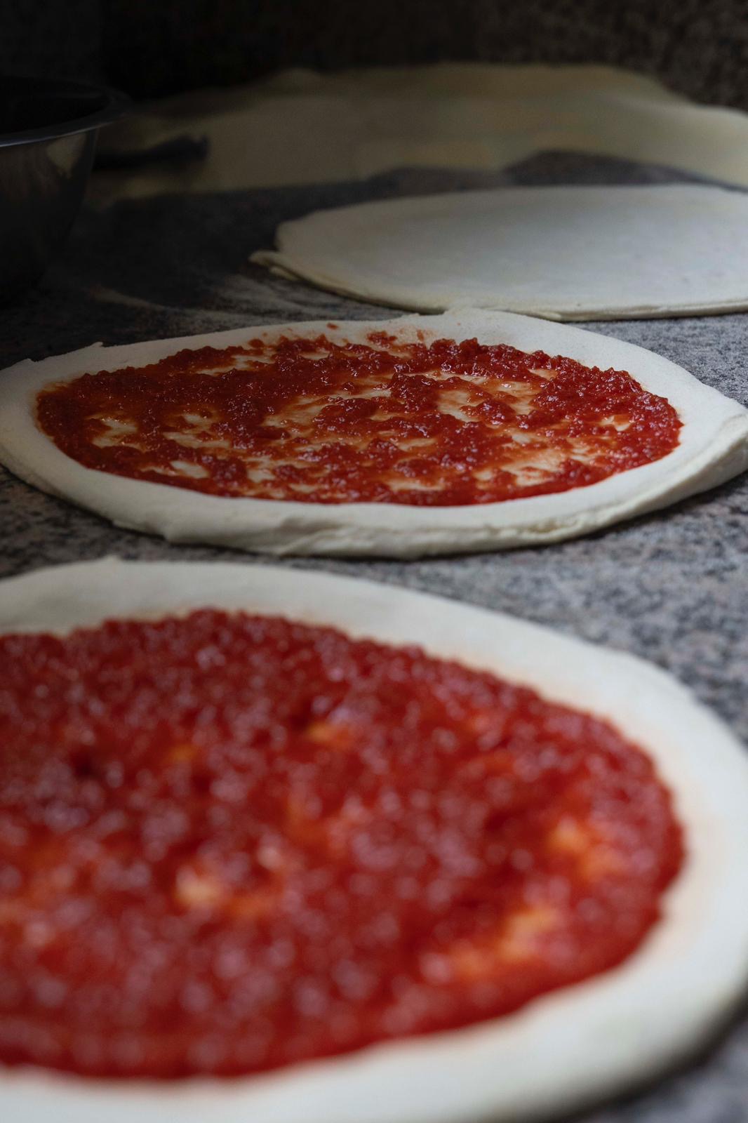 Pizzabodems met tomatensaus bij Kalura, Antwerpen