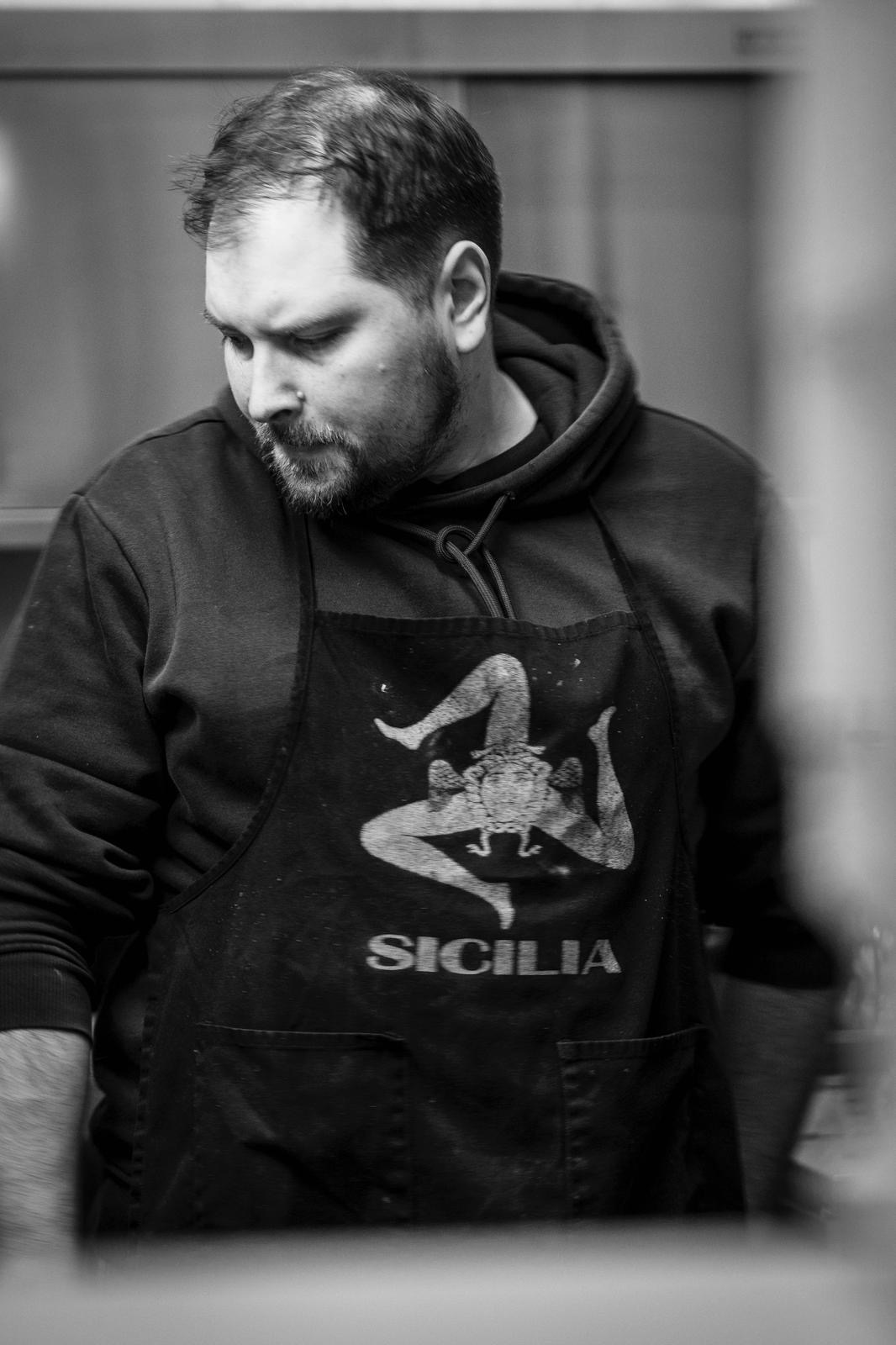 Massimo met een Sicilia-schort bij Kalura, Antwerpen