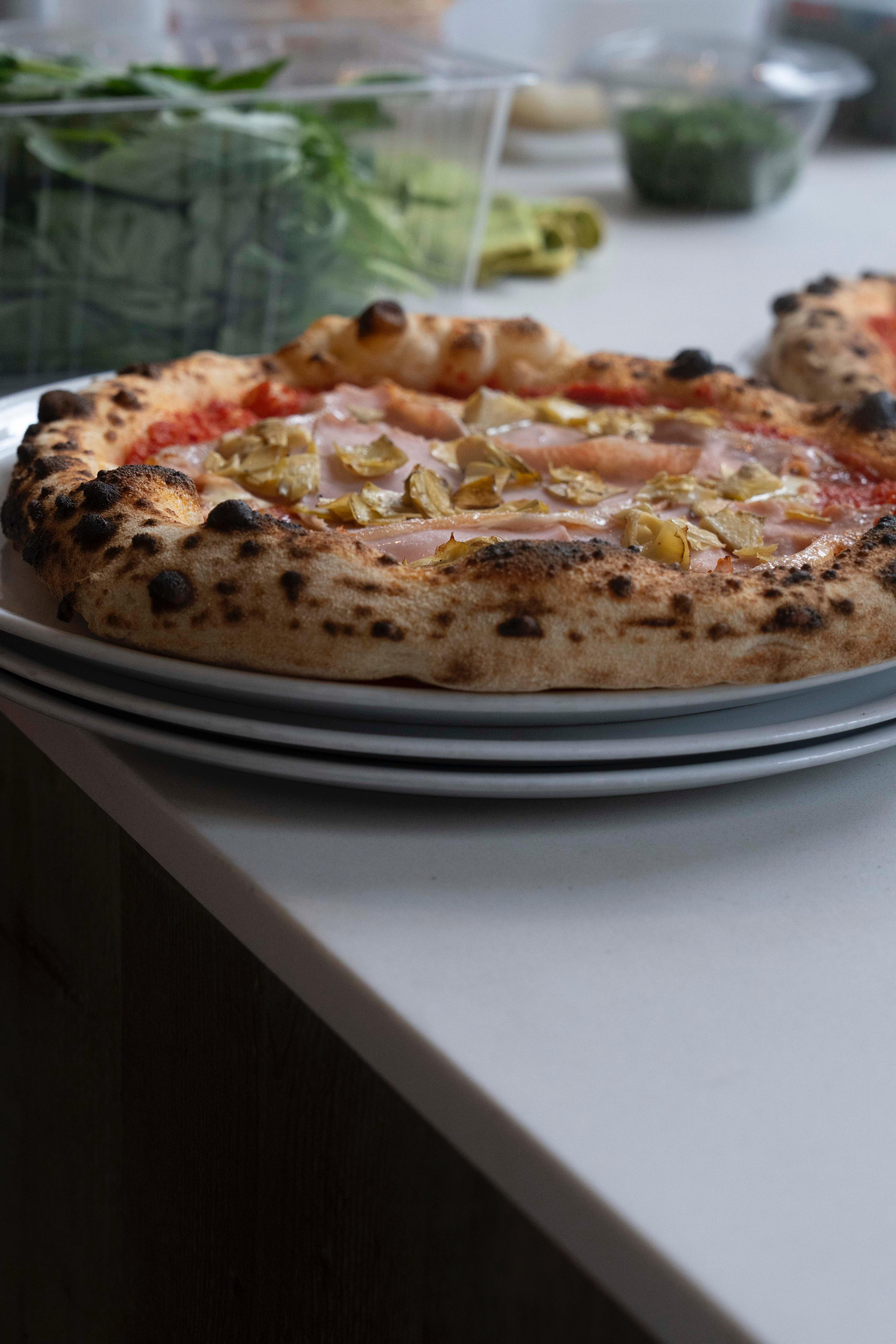 Pizza met ham en artisjokken bij Kalura, Antwerpen