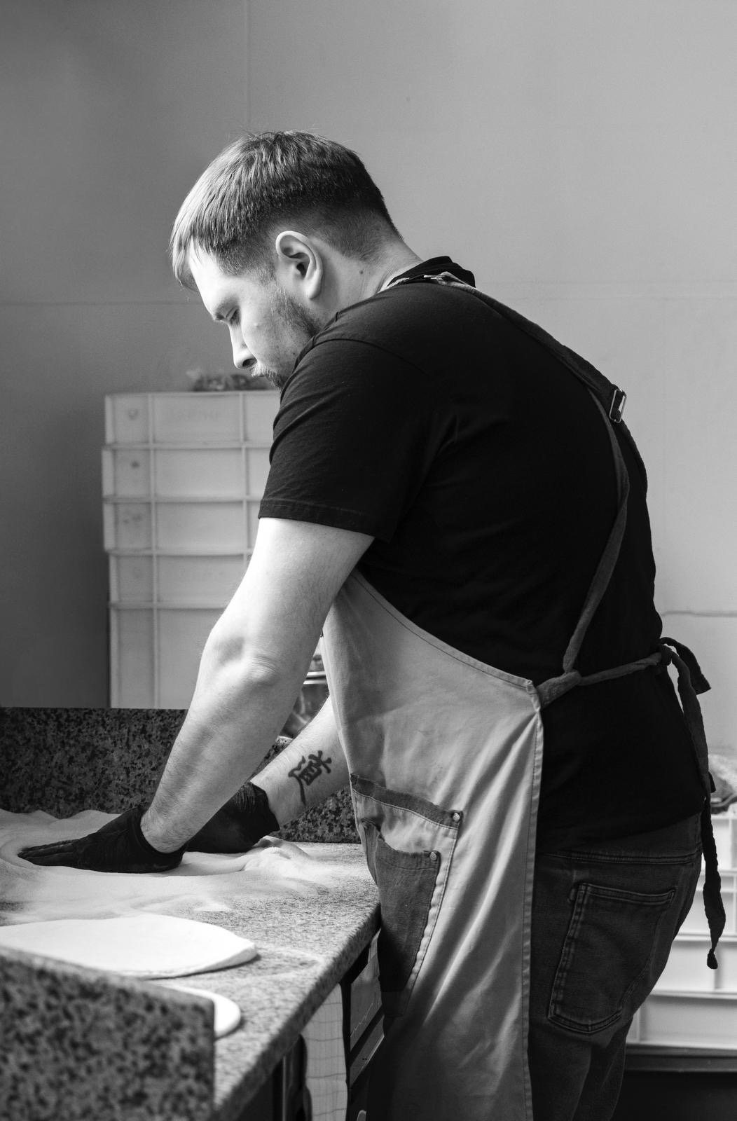 Pizzaiolo rekt het deeg bij Kalura, Antwerpen
